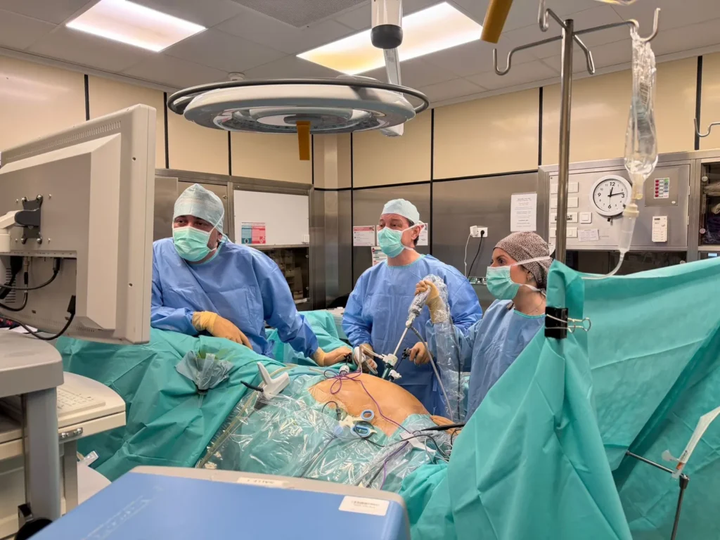 Intervention de chirurgie digestive par cœlioscopie au bloc opératoire