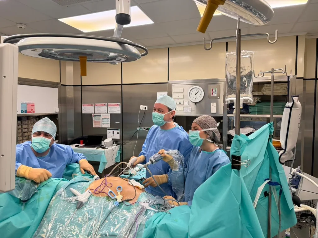 Équipe chirurgicale SURGICART au bloc opératoire à Nice