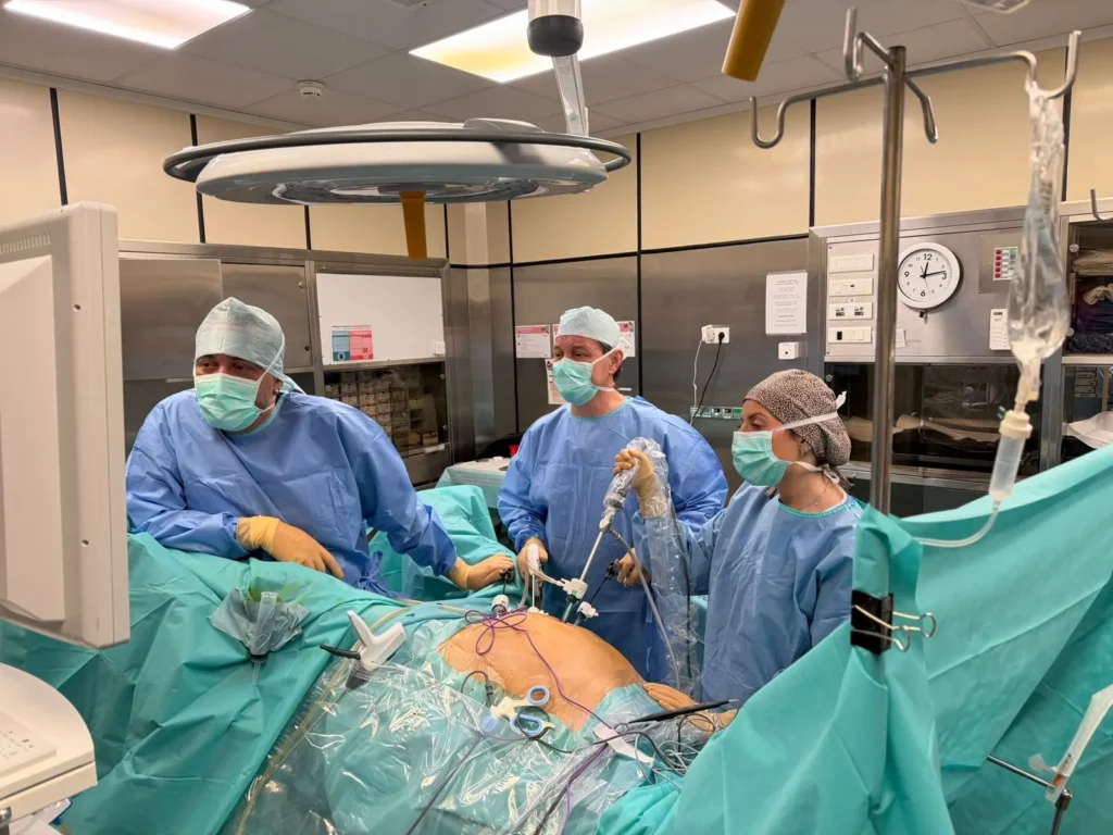 Intervention par cœlioscopie menée par l’équipe SURGICART à la Clinique Saint George
